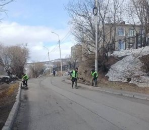 Сломанные ветки, песок и мусор убирают с улиц Петропавловска-Камчатского 1