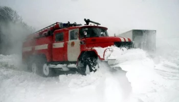 Из-за снежных заносов пожарным приходится добираться до мест возгорания пешком на Камчатке