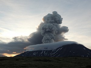 Извержение вулкана Крашенинникова привлекает внимание туристов на Камчатке 6