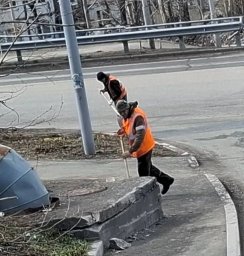 Сломанные ветки, песок и мусор убирают с улиц Петропавловска-Камчатского 2
