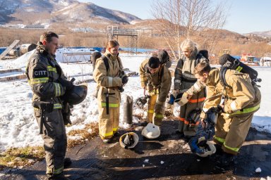 В специальной теплодымокамере примерили на себя роль пожарных школьники Камчатки 1