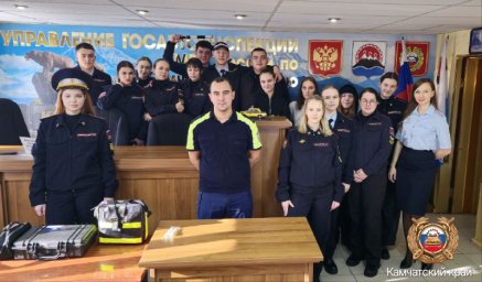 О повседневных задачах сотрудников Госавтоинспекции рассказали студентам на Камчатке 4