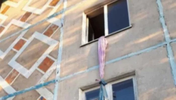 В Вилючинске 15-летняя девочка выпала из окна