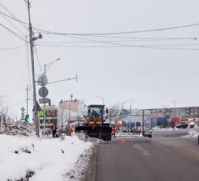 Расчистка тротуаров и пешеходных зон от снежных наносов и наледи продолжается в Петропавловске-Камчатском 3