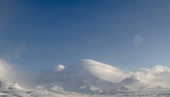 Редкие лентикулярные облака сняли в небе над Камчаткой