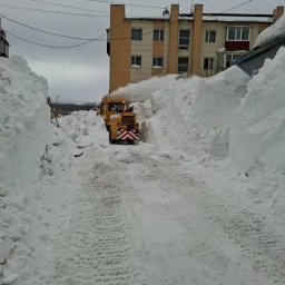 Подрядные организации ведут расчистку внутриквартальных проездов и придомовых территорий в Петропавловске-Камчатском 5