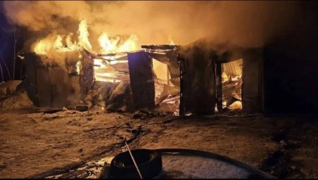 Помог покинуть очаг возгорания и передал прибывшим медикам пострадавшую начальник местного пожарного поста на Камчатке 3