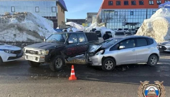 22-летний водитель легковушки пострадал при столкновении с пикапом на Камчатке