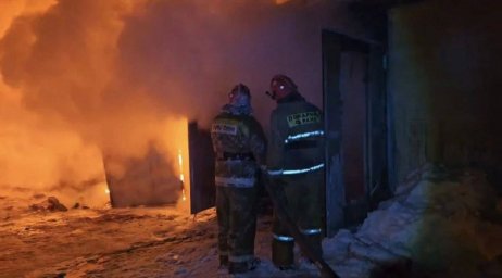 Помог покинуть очаг возгорания и передал прибывшим медикам пострадавшую начальник местного пожарного поста на Камчатке 2