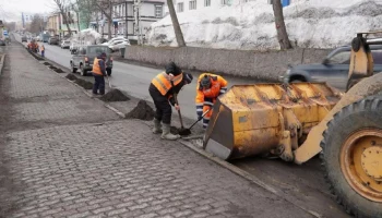 Подрядные организации продолжают работы по содержанию городских территорий в Петропавловске-Камчатском