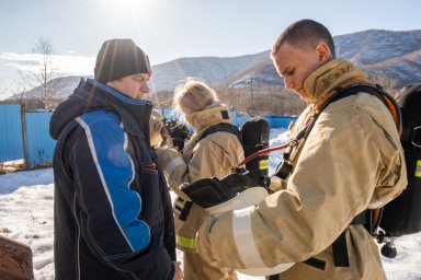 В специальной теплодымокамере примерили на себя роль пожарных школьники Камчатки 6
