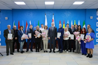 Наградами отметил специалистов за слаженные действия в период сейсмической активности губернатор Камчатки 2