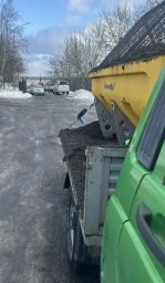 Дорожники обрабатывают проезды противогололёдными материалами в Петропавловске-Камчатском 7