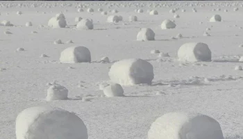 Снежные рулоны накатала зима в районе аэропорта Оссора на Камчатке Снежные рулоны накатала зима в районе аэропорта Оссора на Камчатке