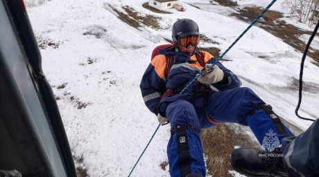 Беспарашютные спуски с вертолета отработали спасатели МЧС России на Камчатке 7