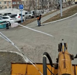 Сломанные ветки, песок и мусор убирают с улиц Петропавловска-Камчатского 3
