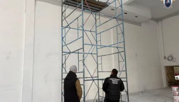 Рабочий упал с пятиметровой высоты при покраске потолка в Елизове на Камчатке Рабочий упал с пятиметровой высоты при покраске потолка в Елизове на Камчатке