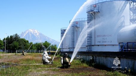 Тушить заправочный комплекс тренировались пожарные на Камчатке 0