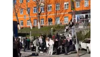 Студентов и сотрудников техникума эвакуировали из-за сообщения о минировании на Камчатке Студентов и сотрудников техникума эвакуировали из-за сообщения о минировании на Камчатке