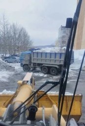 Бригады ручного труда заняты очисткой тротуаров в Петропавловске-Камчатском 3