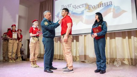 Ученик десятого класса был удостоен ведомственной награды МЧС России &laquo;За спасение на пожаре&raquo; на Камчатке 1