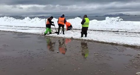 Дорожные службы ведут непрерывную работу по прочистке ливнёвок и водоотводных систем в Петропавловске-Камчатском 0