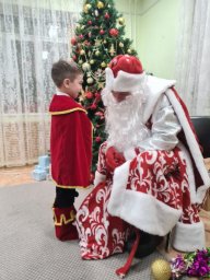 На Камчатке полицейские кинологи и оперуполномоченные уголовного розыска показали новогодний спектакль для своих подшефных 0