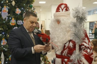 Глава Камчатки исполнит новогодние желания троих детей 11