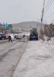 Расчистка тротуаров и пешеходных зон от снежных наносов и наледи продолжается в Петропавловске-Камчатском 1