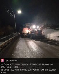 Продолжается очистка дорог от снега и песка в Петропавловске-Камчатском 0