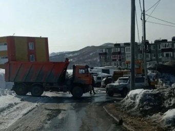 Работы по устранению снежного наката, расширению проезжей части и вывозу снега продолжаются в Петропавловске-Камчатском 2