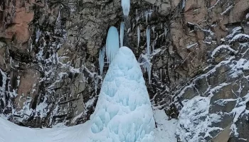 Эксперты предупредили о скрытой угрозе ледяного Вилючинского водопада на Камчатке