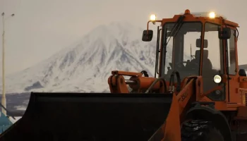 Мощные погрузчики доставлены с Сахалина бортом МЧС на Камчатку Мощные погрузчики доставлены с Сахалина бортом МЧС на Камчатку