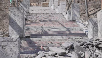 Лестницу на Никольскую сопку демонтировали в Петропавловске-Камчатском Лестницу на Никольскую сопку демонтировали в Петропавловске-Камчатском