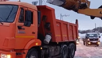 Техника выполняет очистку магистралей, внутриквартальных проездов, придомовых территорий и тротуаров в Петропавловске-Камчатском