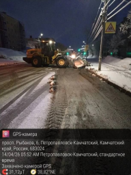 Дорожные службы продолжают работать без остановки в столице Камчатки 12