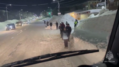 Спасатели МЧС России во время циклона оказывали помощь жителям Камчатки 1