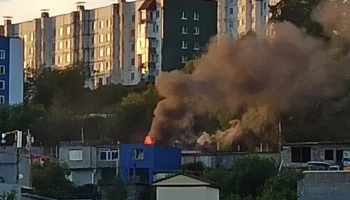 В столице Камчатки сгорел гаражный бокс. Рабочий получил ожоги
