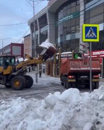 Расширением проезжей части и устранением снежного наката занимались сегодня службы в Петропавловске-Камчатском 1