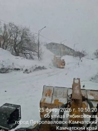 Несмотря на непогоду, продолжается борьба со снежными завалами в столице Камчатки 1