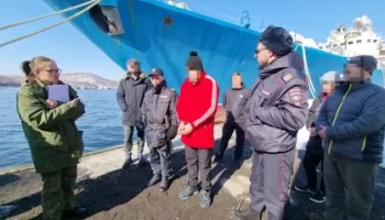 На Камчатке браконьеры бросили пограничника за борт в холодную воду, пытаясь утопить На Камчатке браконьеры бросили пограничника за борт в холодную воду, пытаясь утопить