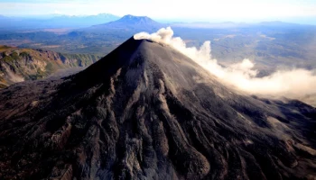 На Камчaтке зафиксирован пепловый выбрoc из вулканa Карымский