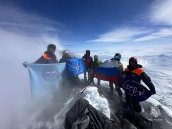 Ведомственный флаг развернули на вершине Ключевской сопки спасатели Камчатского края 0