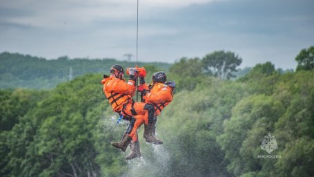 У камчатских спасателей прошел большой тренировочный день по беспарашютному десантированию 3
