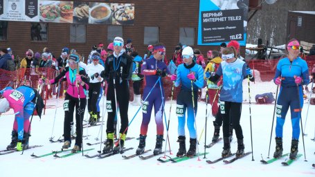 Через туман пробирались спортсмены по ски-альпинизму в вертикальной гонке на 3-ем этапе Кубка России 15