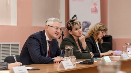 Премии лучшим педагогам в преддверии Дня учителя вручил губернатор Камчатки 7