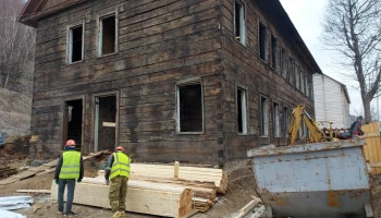 Городские власти обещают отреставрировать дом по ул. Красинцев в столице Камчатки до конца сентября Городские власти обещают отреставрировать дом по ул. Красинцев в столице Камчатки до конца сентября