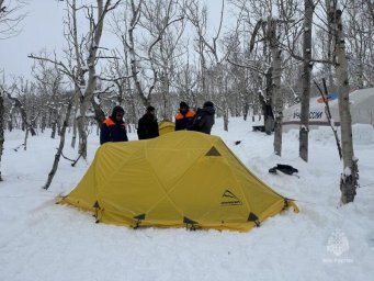 Ведомственный флаг развернули на вершине Ключевской сопки спасатели Камчатского края 7