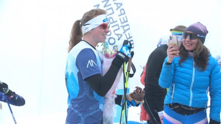 Через туман пробирались спортсмены по ски-альпинизму в вертикальной гонке на 3-ем этапе Кубка России 9