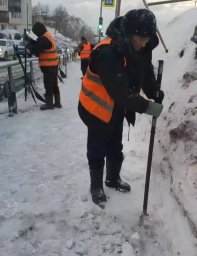 Расширением проезжей части и устранением снежного наката занимались сегодня службы в Петропавловске-Камчатском 3
